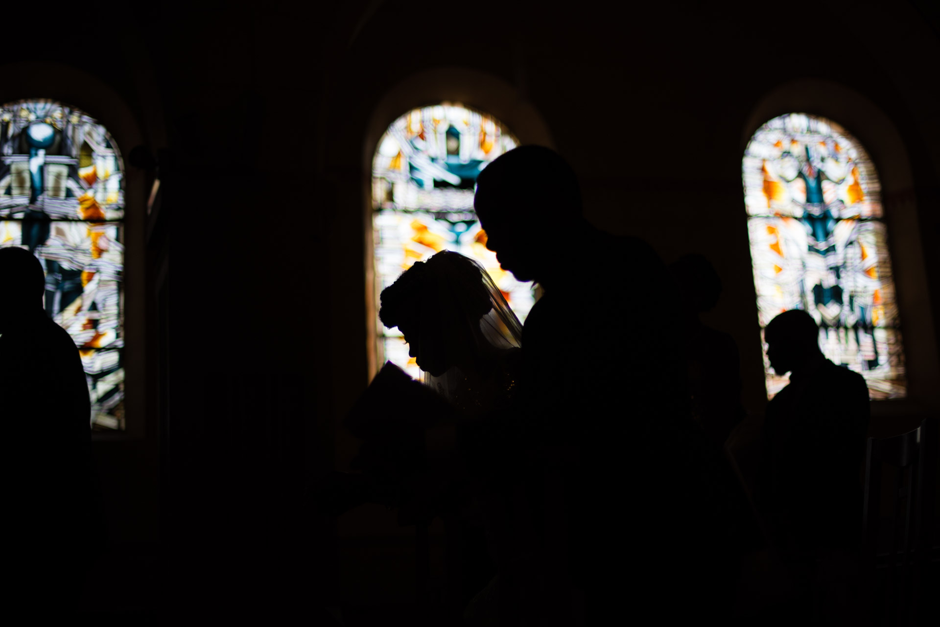 les silhouettes des mariés à l'église